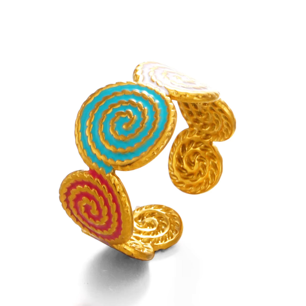 Bague dorée avec spirales colorées en émail turquoise et rouge, design artistique et moderne, bijou fantaisie lumineux.